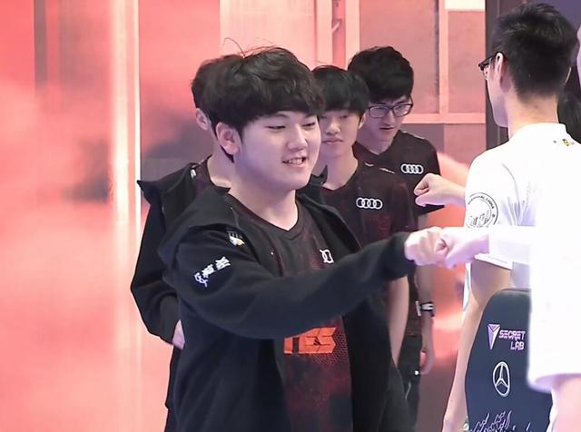 RED Canids 做出惊人举动 - hardzao 被送到替补席